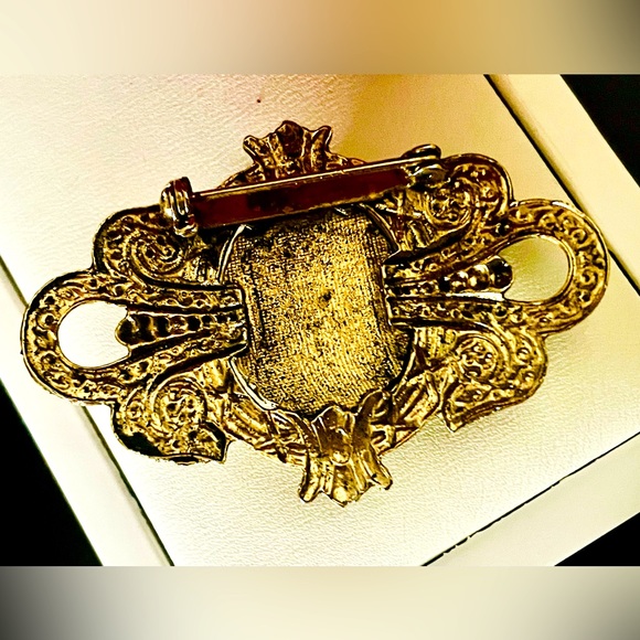 Vintage Renaissance Style Pearl and Rhinestone Gold Brass Brooch - Picture 6 of 9